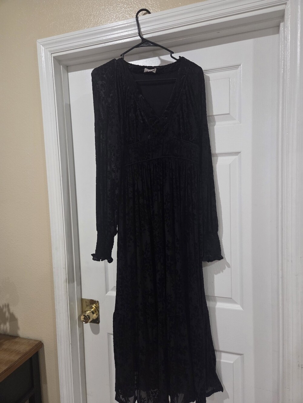 Black Long Sleeve V-Neck Midi Dress